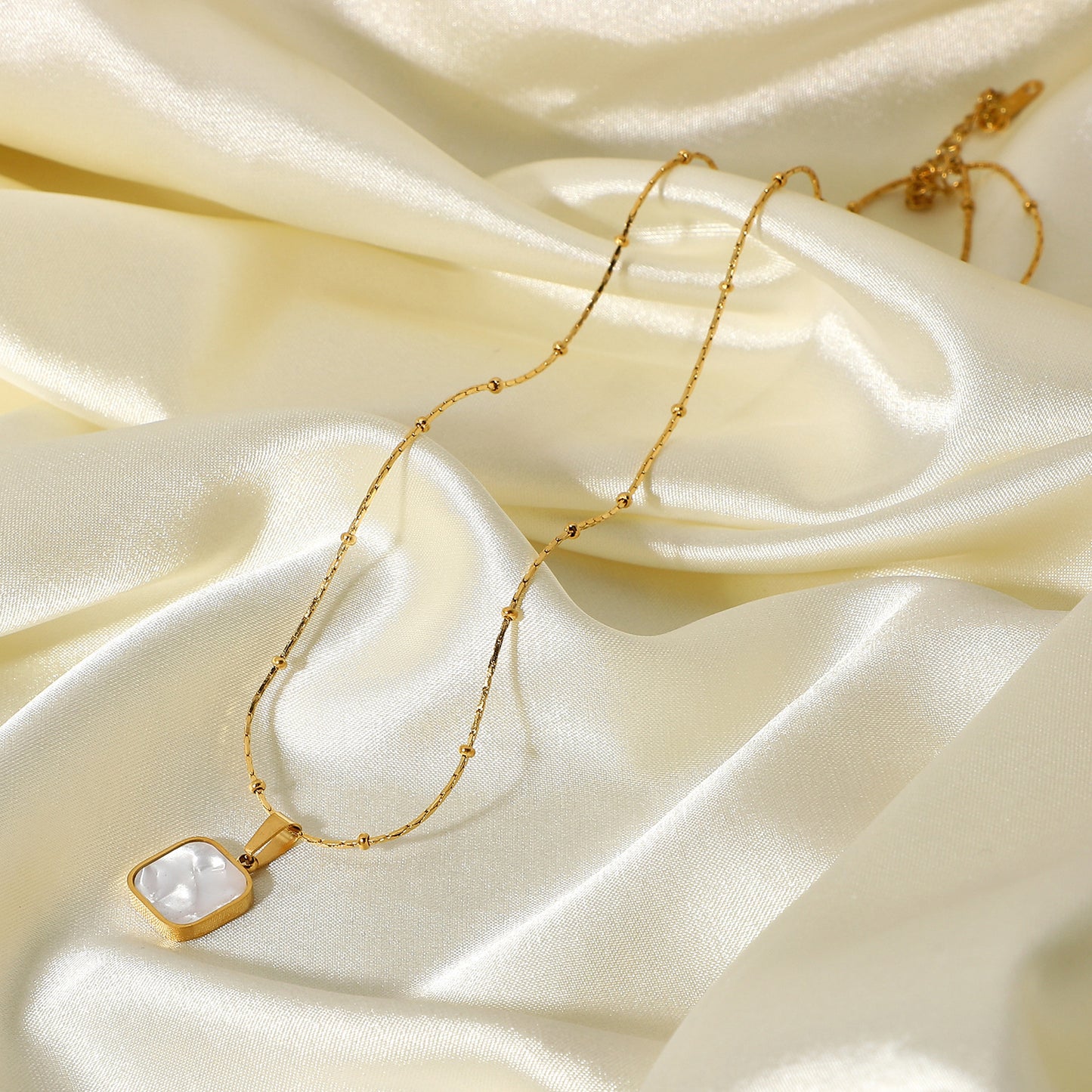 14K Gold Plated Stainless Steel Necklace Ladies Fashion Square White Shell Pendant Necklace